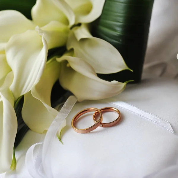 Ramo de novia y anillos —  Fotos de Stock
