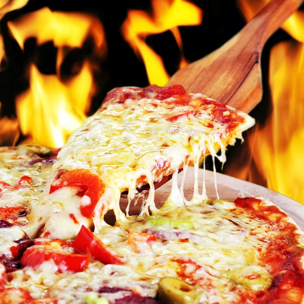 Vers gebakken pizza alleen uit owen — Stockfoto