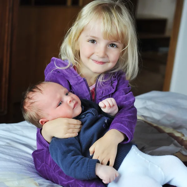 Mädchen mit Bruder — Stockfoto