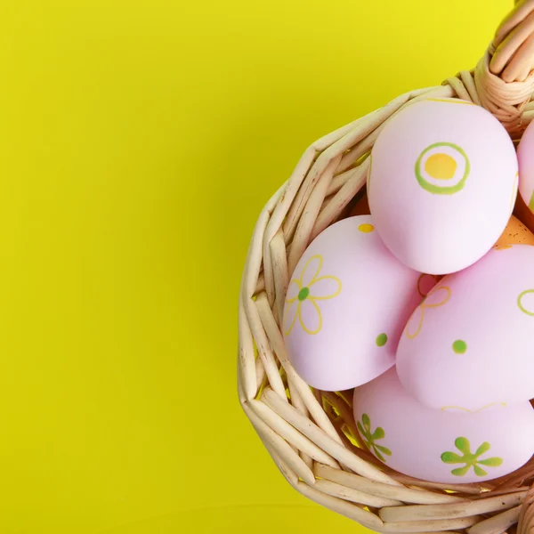 Paskalya yumurtası sepeti — Stok fotoğraf