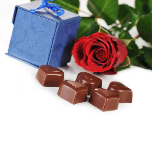 Rose und Geschenke im Karton — Stockfoto