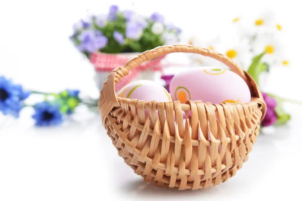 一篮子复活节彩蛋 — 图库照片