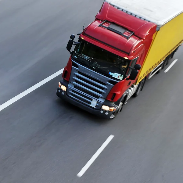 Camion avec fret se déplaçant rapidement — Photo