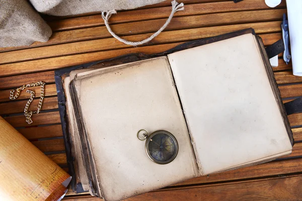 古い本の時計とコンパス — ストック写真