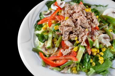 taze doğranmış ton balıklı salata 