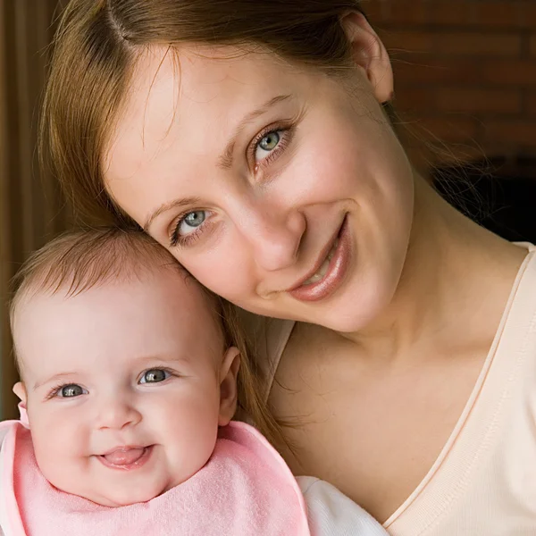 Schöne Mutter und Tochter — Stockfoto