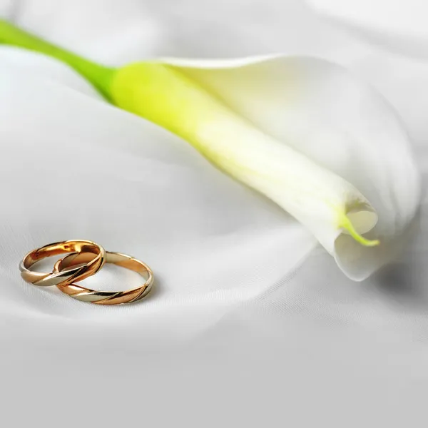 白い布と結婚指輪 — ストック写真