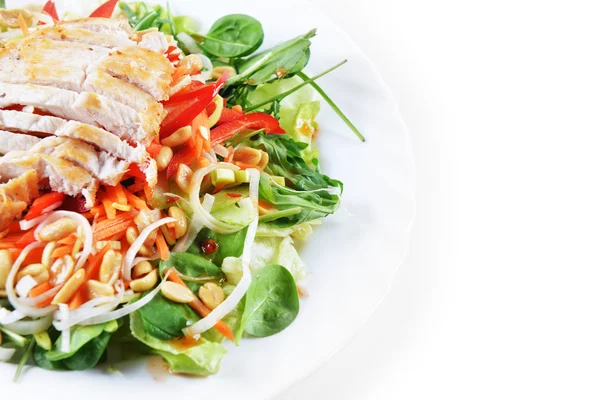 Sallad med stekt kyckling — Stockfoto