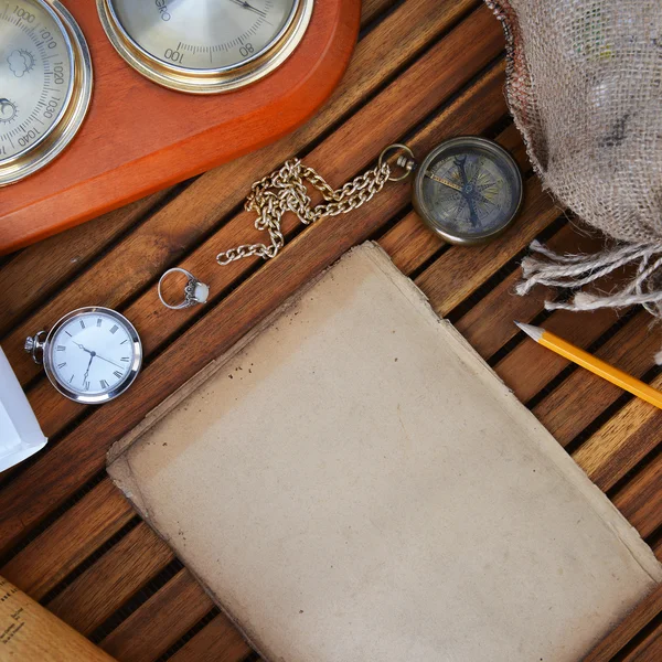 Bussola, orologio e vecchia carta — Foto Stock