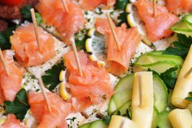 Kırmızı balıklı sandviç