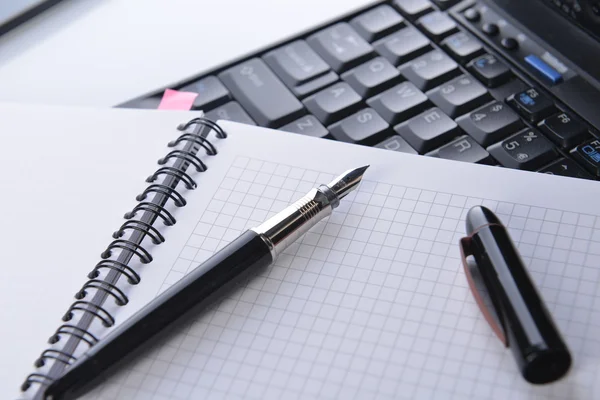 Caderno e caneta — Fotografia de Stock