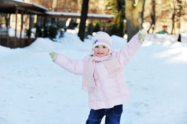 Girl playing in park — Stock Photo, Image