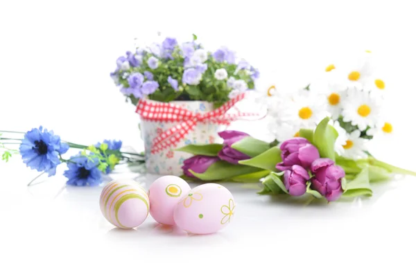 花とイースターの卵 — ストック写真