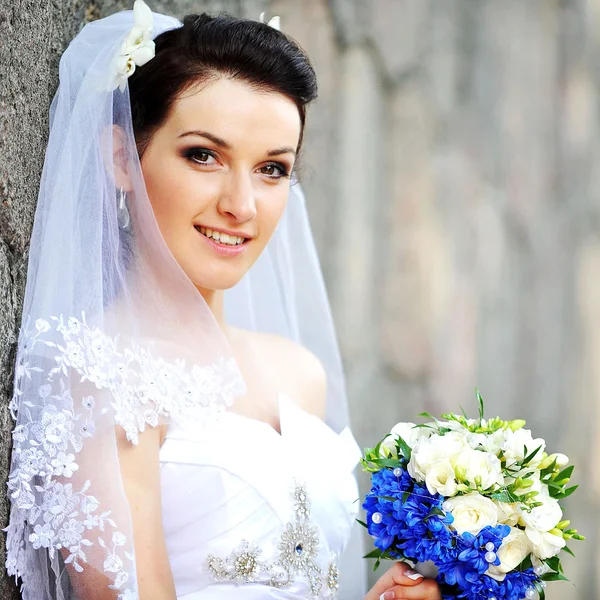 Sposa con fiori — Foto Stock