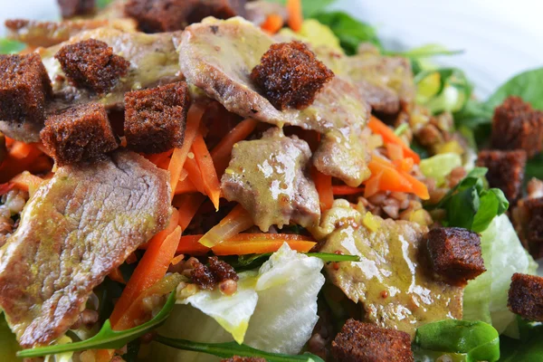 Salade van gemarineerde varkensvlees — Stockfoto