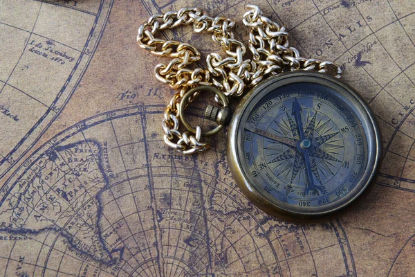 Kompas na starą mapę — Zdjęcie stockowe