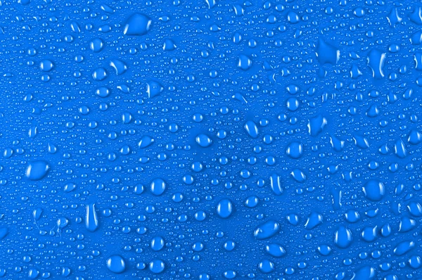 Vatten droppar på blå — Stockfoto