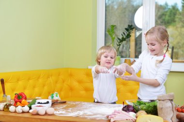 kız ve erkek kardeşim gidiş pizza pişirmek