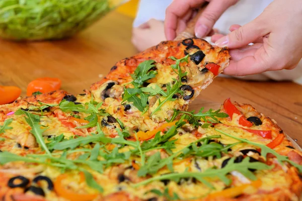 Pizza fresca — Foto de Stock