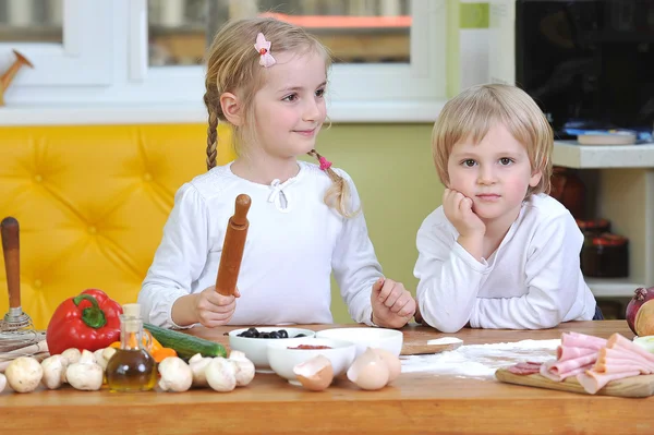 Broer en zus geloop to cook pizza — Stockfoto