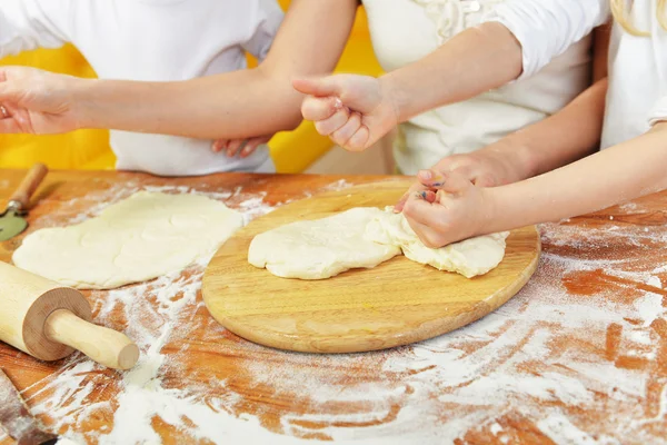 Bambini che preparano la pasta — Foto Stock
