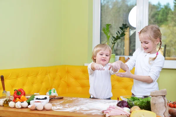 Brother and sister going to cook pizza — Stock Photo, Image