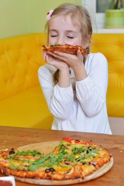 Petite fille mignonne mange de la pizza — Photo