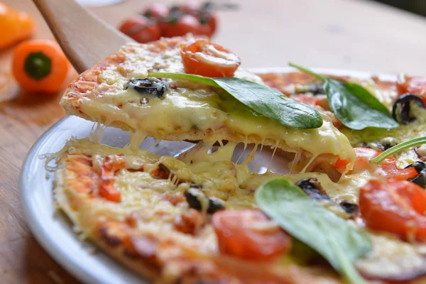 新鮮なピザ — ストック写真