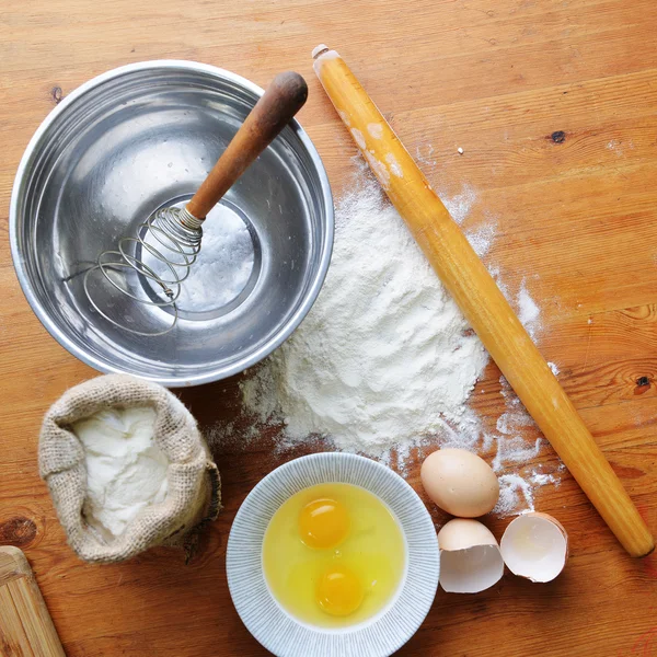 Flour on wooden background — Stock Photo, Image