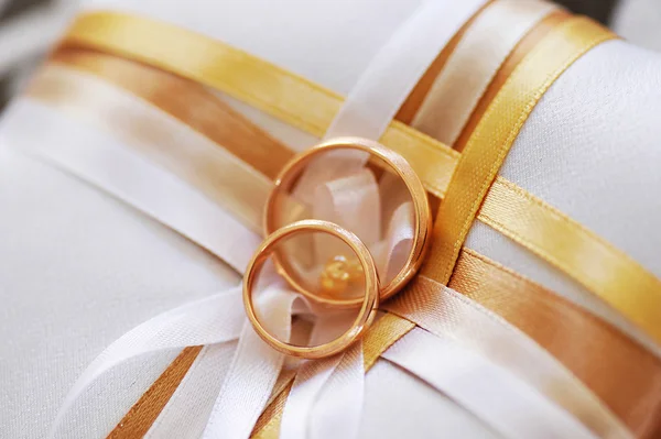 Gold rings — Stock Photo, Image