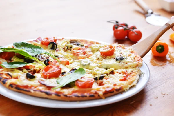 Pizza gebacken — Stockfoto