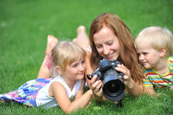 Mother and her children — Stock Photo, Image