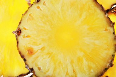 Olgun ananas dilimleri