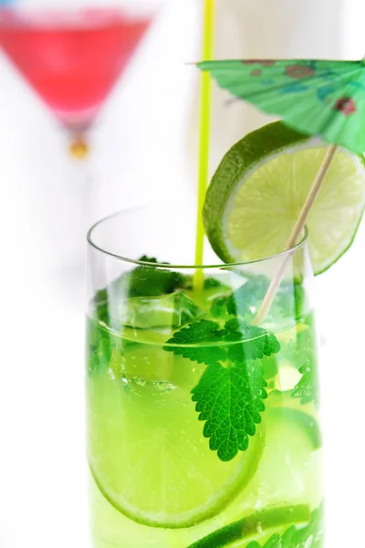 Cocktail ins Glas — Stockfoto