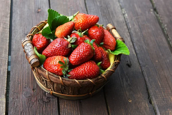 草莓在柳条编织的篮子 — 图库照片