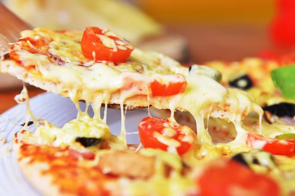 Gebakken Italiaanse pizza — Stockfoto
