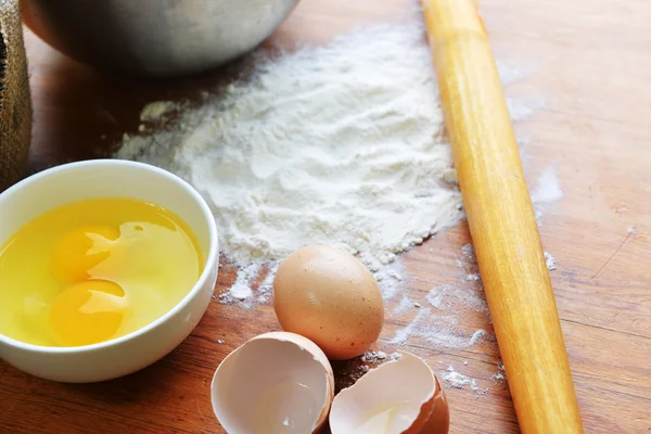 Pasta di lievito su fondo di legno — Foto Stock