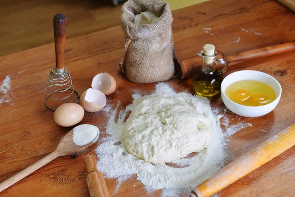 Hefeteig auf Holzgrund — Stockfoto