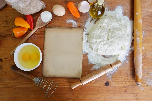 Yeast dough with blank paper — Stock Photo, Image