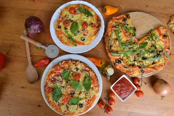 Pizza z oliwkami i papryką — Zdjęcie stockowe