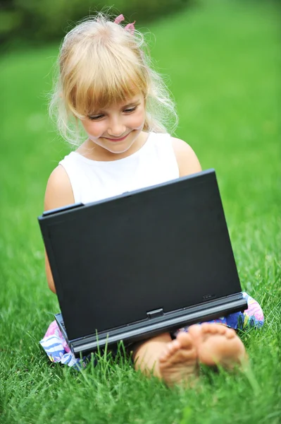 Liten flicka med med laptop — Stockfoto