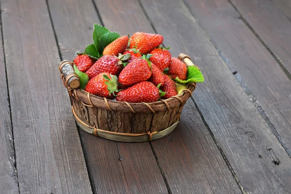 Fresas en cesto de mimbre — Foto de Stock