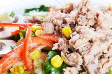 taze doğranmış ton balıklı salata 