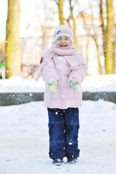 Girl playing in park — Stock Photo, Image