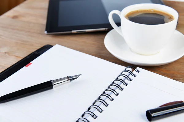 Notebook en kopje koffie — Stockfoto