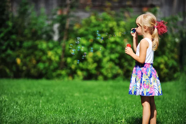 Meisje met zeepbel blower — Stockfoto