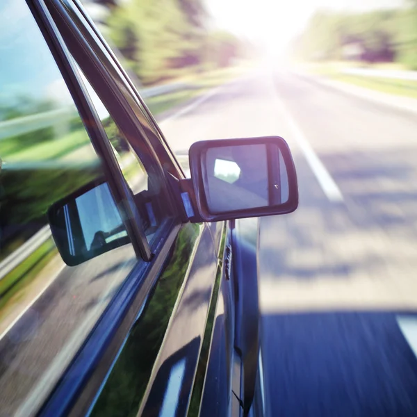 Auto en over de weg. — Stockfoto