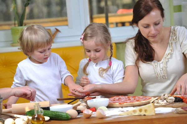 Moeder met kinderen — Stockfoto