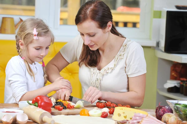 Moeder met meisje snijden groenten — Stockfoto