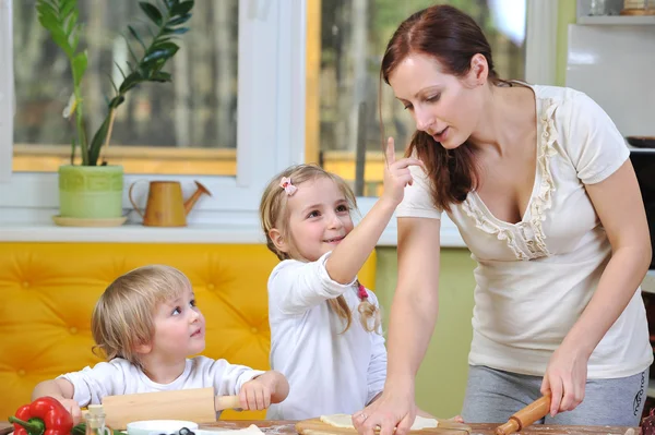 Mãe com filhos — Fotografia de Stock